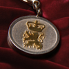 Als vergoldetes Relief lassen sich auch (Familien-)Wappen darstellen, hier — als Andenken in Silber mit entsprechendem Armband — dass des Hauses Solms-Laubach
